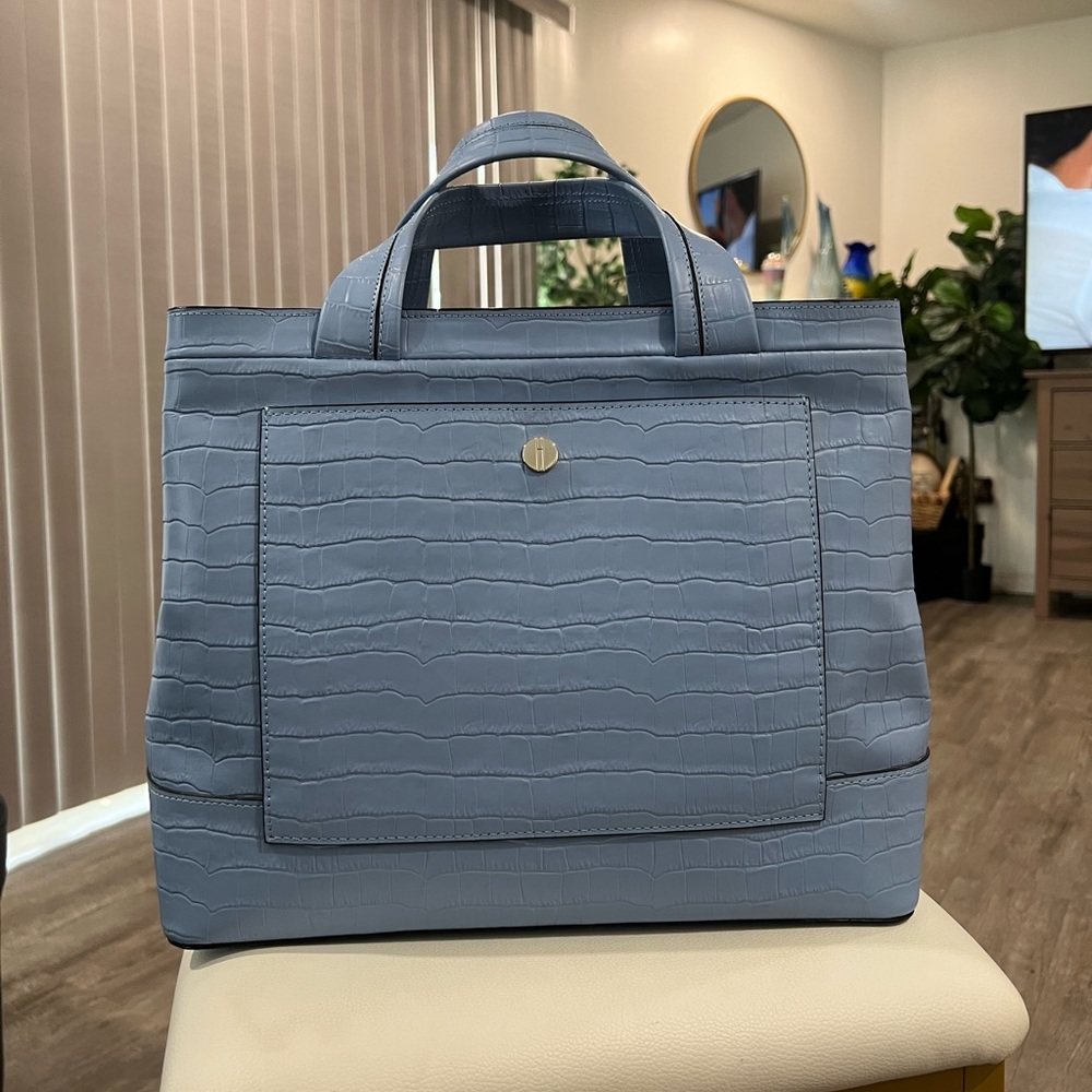 ONE DAY SALE✨

🌻HAYWARD made in New York pyramid tote in blue embossed crocco ✨
